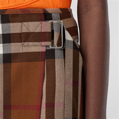 burberry check pleated skirt.